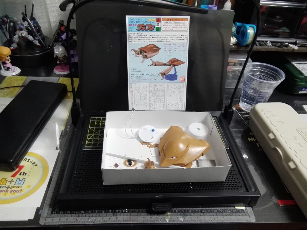初日の数時間の制作会でモノアイ周辺をくり貫いてLEDを入れて8割方完成しました、流石旧キットw