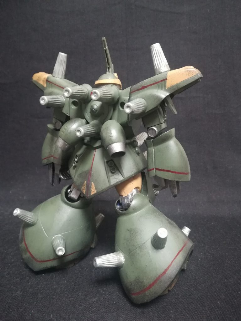 アルカディア帝国が開発した重操兵。
第三次聖帝戦争末期にて少数が量産され戦闘に参加した。
本機は613年に開発されたホバー機構の安定した運用を目的として開発され、大型化された機体は全身が増槽となっている。
全身が増槽となっている為にホバー機構への魔力供給は多少安定したが、重操兵にしては極端に装甲が薄い。
武装は両腕のアイアンクローのみだが、特殊な機構として放電筒が搭載されている。
放電筒は雷のミスライトを特殊に加工したもので、機体に供給される魔素を消費することで放電等を行う。
ホバー機構と放電筒で魔素を大量に消費する本機は技術者達から食いしん坊と呼ばれていた。
現在は帝国では退役しており、傭兵らによって運用されている。
機体の維持費が高い。