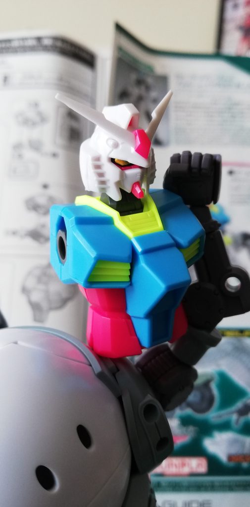 スジ彫り時の写真はなかったので素組み時の物を。胸部だけでもスジ彫り・スミ入れの有無でかなり印象が変わるなと改めて思いました。