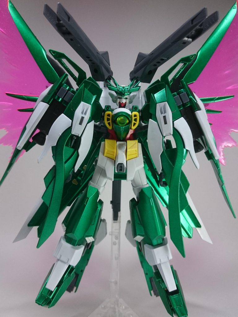 バックパックの一部を外し、
肩に取り付ける事で防御重視の機体になります