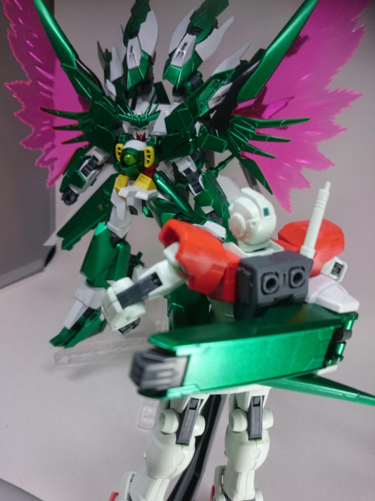 そしてコレがこの機体の最大の特徴
足先が変形し敵機を捕まえる事が可能

(この発想が浮かんだのはジャンクパーツにアヴァランチエクシアのパーツとアリオスガンダムの肩パーツがあり、どうしようか悩んでいたときに万j・・・さんの機体と知り合いの機体を見てこの発想を思い付きました。
そのあとは試行錯誤して今のような感じになりました)