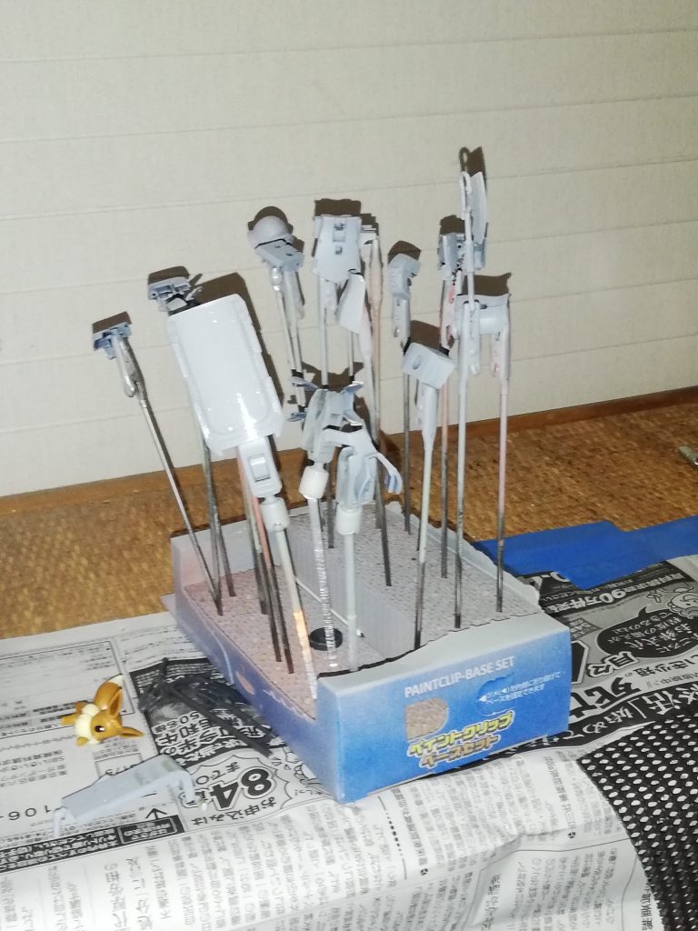 ガンダムマーカーエアブラシを使うのは初めてで黒い成型色に青が乗るか心配なので全部サフ吹きました。後からサフ不要だったなって気が付きましたが。