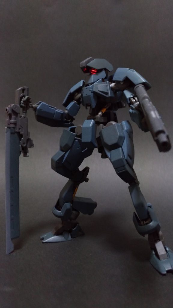 基本武装は専用のフレーム・ディバイダー、ユーゴーが使うマシンガン、インパクトナックル、バルバトスか使っていたメイスと質量兵器がメイン。