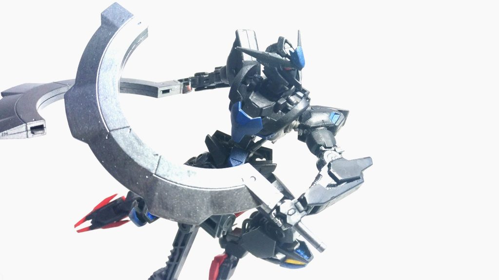 機体の装甲は極めて薄く、スラスターも最低限しかない。移動はアステロイドベルトを脚で蹴って進むなどモビルスーツとしては希有な戦法をとる。
決まった武器はもっておらず、非武装で突貫し、敵の武器を奪いながら戦う。