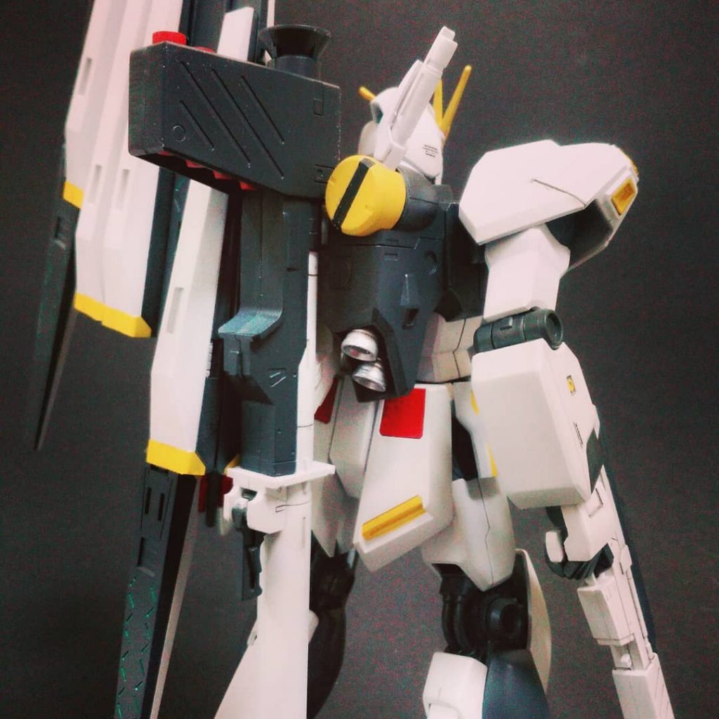 バックショットです。
このキット、シールを使わないと結構色分けされてない所が多く、部分塗装必須な箇所が結構ありますね。
この写真でいうと、肩、腰、腕のスラスターとビームサーベルのホルダー、フィン・ファンネルの黄色部分ですね。