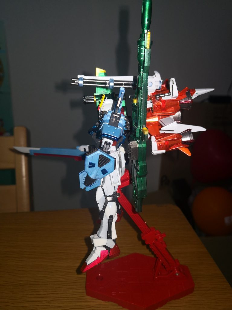 サイドから。アグニはアームの位置をガンバレルに干渉されないよう小細工をしてます。