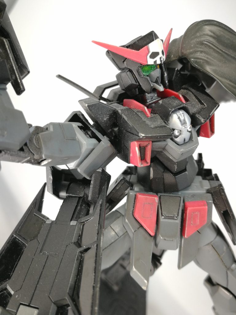 シールだったカメラアイのカバーは透明プラ板でよりリアルに。
胸のドクロの目ン玉にはネイルシール。目くらまし効果アップ。
ウイングの裏に透明プラ板を張り巡らせ厚みとディテールを加え。