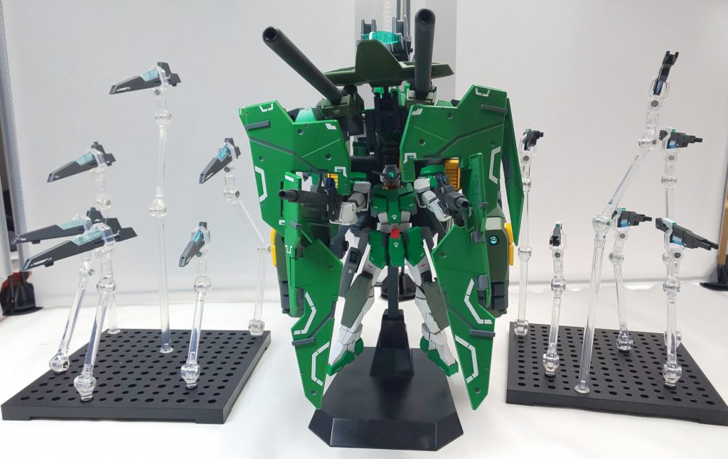 ということで、『ガンダム00/10周年イベント』の最後、ニール復活フラグが公開されてから、テンションあがりまくってニールを何とか活躍させてあげたいと思い、製作に着手しました。
ガンダム00では、ロックオンが一番好きです。
折よく、1/144ダブルオーシリーズのキット再販ラッシュに恵まれ、手当たり次第キットを購入したので、素材も豊富。しばらくは楽しめそうです。

さて、このロックオン・ガンダムは、ニールとライル、それにハロ3体(緑・赤・青)が操縦します。
機体名の《ロックオン》は、ロックオンが搭乗するガンダムの意味と、狙った獲物は決して逃さないという意味が込められています。
《ツヴァイ》は、その名のとおり、ロックオンが2人、双子、２つのガンダムというところから付けています。
そして、ガンダムに自分の名を冠することで、絶対的な自信を表してもいるのです(グラハムさんの様にね・・・)


右腕と右脚を失うほどの瀕死の重症を負ったライルは、その際に宇宙ステーションを死んでも守りたいという強い思いがELS集合体に伝わり、刹那の導きによって、ELSと同化することを選ぶ。ライルはこの時、刹那から兄・ニールが帰ってくることを知らされたので、兄弟での運用を前提としたガンダムの開発を技術部に依頼する。

第5世代のガンダム時にはスポンサーがいなかったが、現在は大きなスポンサーを得ることが出来たので、かなりの性能の機体に仕上げることが出来た。

ちなみに、ニールもライルもELSと同化したことにより、強力な脳量子波を得たため、最新機体の装備は、脳量子波が使用できるという前提で作られている。当然、複雑な操作も可能ということだ。

この機体、本体の操縦は赤ハロと青ハロが2体で行い、防御は緑ハロが担当。ニールとライルは攻撃に専念するという戦闘スタイルとなっている。

母体はサバーニャリペア2と、ケルディムガンダムサーガリペアが、ガンダムアサルトと呼ばれる本体に接続される形となっている。
コックピットは、2機とも操縦桿がトリガー仕様。これは兄弟のリクエストによるものである。


尚、この度マイスターに与えられたガンダムは、『トランザムを使用せずとも、その機体性能で他を圧倒する』というコンセプトとのもとで作られており、基本GNドライブを複数搭載する形となっている。

トランザム使用時は、複数搭載するGNドライブのうち一基の能力を解放することで、『現在のガンダムの3倍』での運用が出来るのだ。これにより、トランザム終了後も、残りのGNドライブのお陰で能力低下を防ぐことが可能となった。だがしかし、常軌を逸した性能にパイロットが耐えられないため、基本的にはトランザムを未使用で運用を推奨している。(それは、ELSと同化していたとしても例外ではないようだ)

このロックオンガンダムは、オリジナルのGNドライブ一基(サバーニャのやつ)、新型GNドライブSVが3基の、4ドライブ仕様になっている。

新たに与えられた4機のガンダムのうち、
【単機による拠点の制圧及び防衛が可能なガンダム】
が、このロックオンガンダムのコンセプトになります。