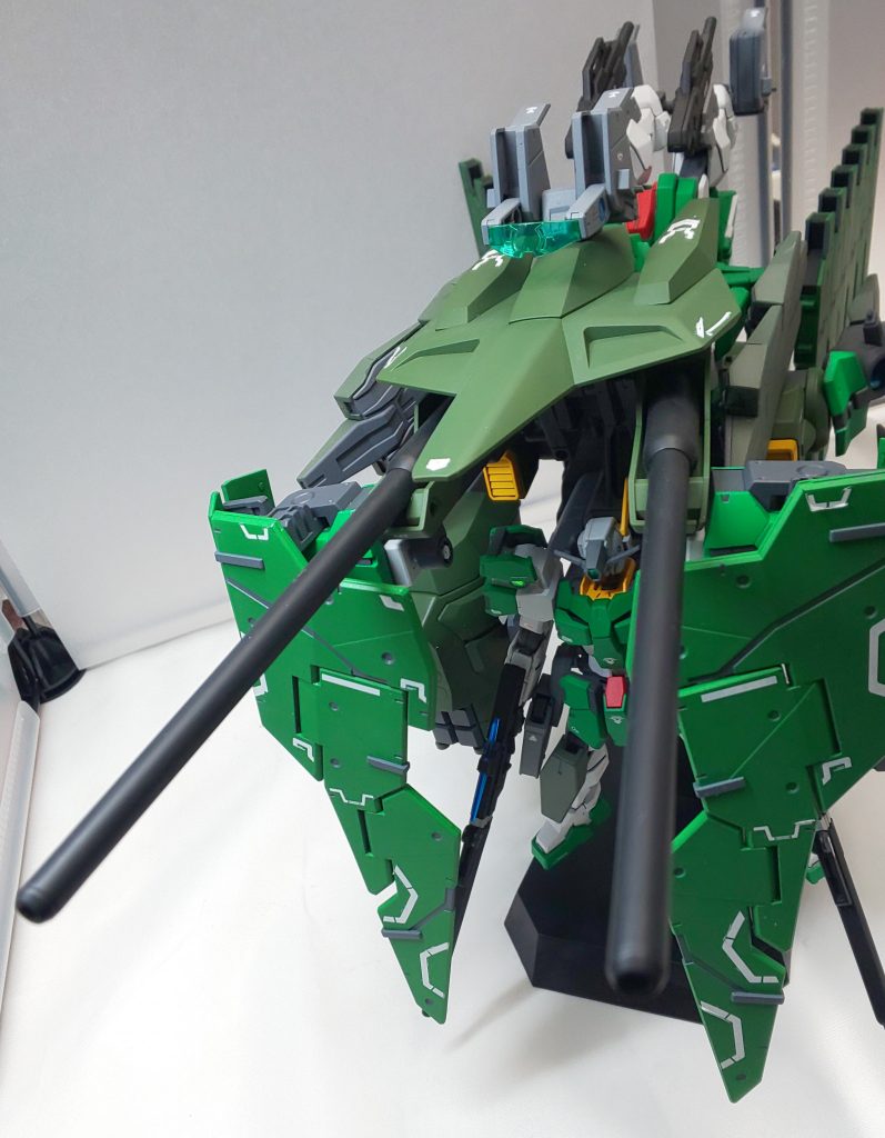 武装その5:GNメガスナイパーライフル

2門装備し、その威力はガデッサのメガランチャーのそれをも上回る。MSは勿論、戦艦をも一撃で沈めるほどの火力を誇りニールのトリガーによって放たれる。
上部にはフォロスクリーンが常に展開し、トランザム無しでも驚異的な演算能力を発揮する。