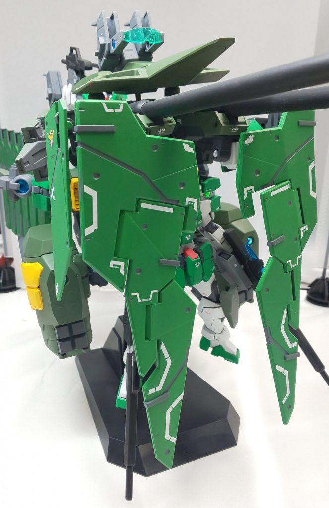 武装その1:GNフルシールドⅡ

デュナメスで実用性の高さを評価され、ニールが気に入っていたため、改良され大型化されたものが装備された。
操作は緑ハロが行う。スナイパーライフルでの狙撃時には、シールドが可動して狙撃を妨げないようになっている。
実体剣すらも防ぐほどの強度が与えられた強力なシールド。