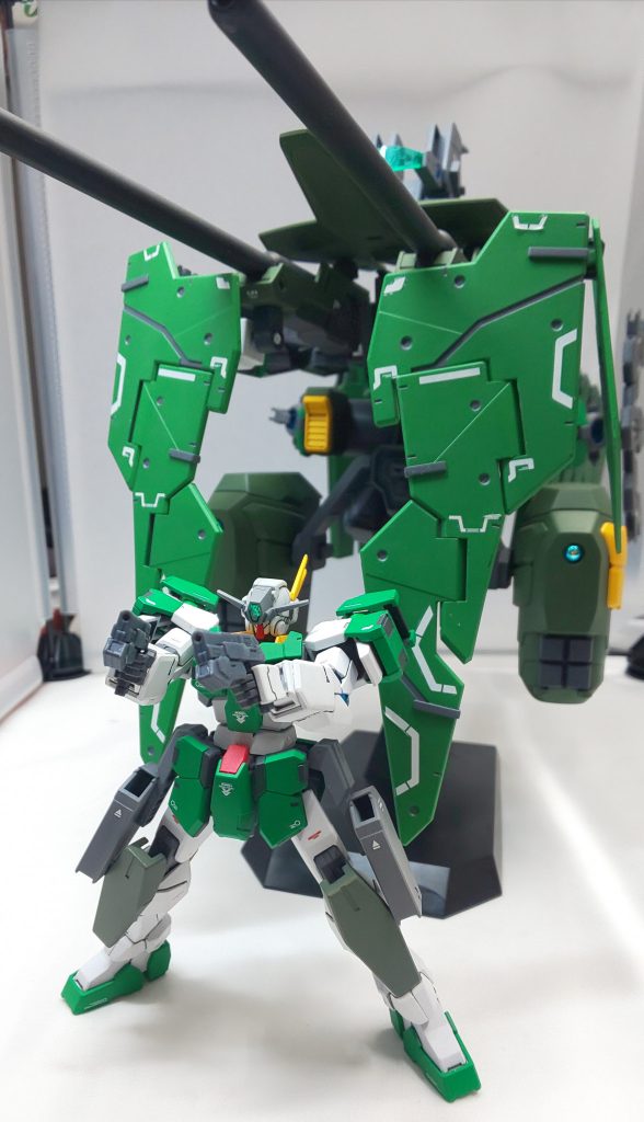 本体２つ、アサルトパック、ビット等12個×4(ホルスタービットは、収納状態と射出状態の計2組作りました・・・)等々、正直しんどかったです。
完成までに3ヶ月もかかりました。