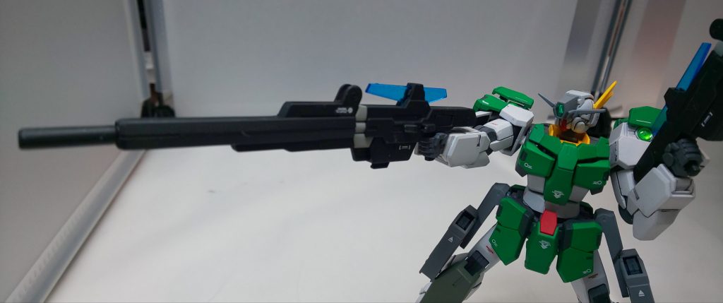 武装その3:GNスナイパーライフルⅢ

ニールが搭乗するサバーニャリペア2のメイン装備で、二挺携行。
GNスナイパーライフルⅡから3連バルカンモードをオミットし、僅かながら銃身を延長。砲口を15％小型化し、【ライフル】としての性能に特化させたことで、射程距離の延長と圧縮粒子の密度をあげることに成功する。
サバーニャのライフルビットで撃ち抜けなかったネオ・ジンクスやソルブレイドのGNフィールドを易々と貫けるようになった。GNスナイパーライフルⅢとなり、常にサバーニャリペア本体からのGN粒子の供給が出来る構造となり、驚異的な連射が可能となった。

復活したニールは、ELSと同化していることもあり、添え手なしで二挺のスナイパーライフルを正確無比に撃つことが出来る。