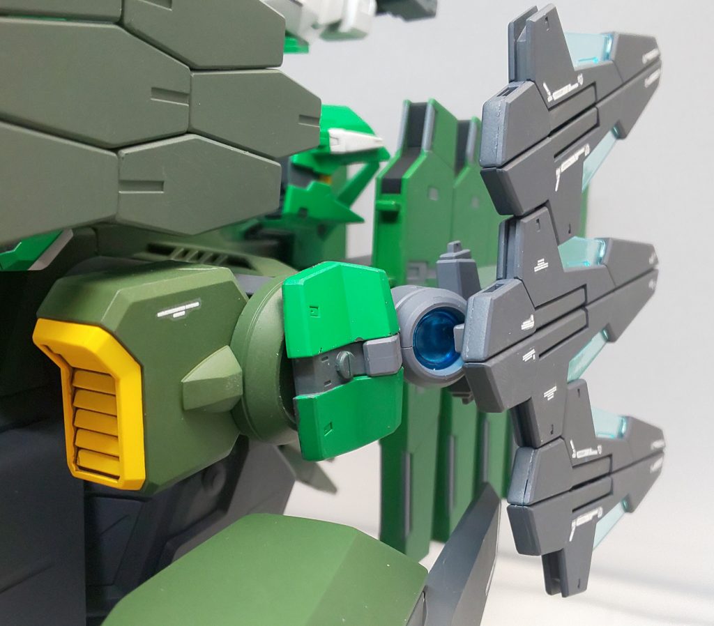 武装その7:GNライフルビットC

本体左右のGNドライブSVを防御する形で装備された12基のライフルビット。操作はライル。
改良点は、シールドとしての機能が強化されており、本体接続時は強力なGNフィールドを展開し、GNドライブを守る。
勿論攻撃力もアップしているので、ネオ・ジンクスやソルブレイドにダメージを与えることが出来る。

ライルの操るライフルビットCとZ、合計24門の死角無き銃口から逃れる術はない。