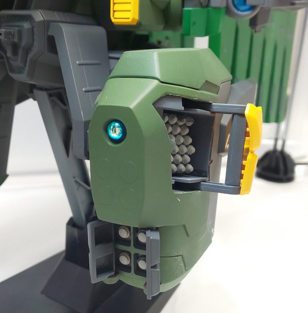 武装その4:GNミサイルコンテナ

本体の左右に一基づつ装備。
1つのコンテナにつき、大型のGNミサイル4発×4、小型のGNミサイル24発×6が搭載されていて、撃ち尽くした後は、新造戦艦プトレマイオスⅤからコンテナを丸々射出されるので、パージして本体を入れ換える。
補給の手間を省く良い手段だが、スポンサーありきの手法であることを忘れてはならない・・・

それぞれのGNミサイルには、対GNフィールド加工が施されており、弾幕の他、単純に多対一戦の時に効果を発揮する。
青いレンズは、GNセンサーとなっていて、マルチロックオン機能に特化したセンサー。使い捨てるのが勿体ない。