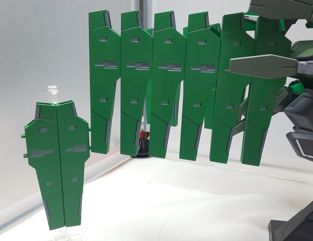 武装その6:GNホルスタービットⅡ&GNライフルビットZ

背面に12基のホルスターを装備し、ライフルビットZを内蔵している。(Zはサバーニャの意味)
ホルスタービットⅡは、緑ハロが操作を担当するが、フルシールドとシールドビットで防御性能は充分なので、シールドとして使用することはほとんど無い。
ちなみに、シールドとしての強度はシールドビットⅡの方が高い。
GNライフルビットZは、脳量子波を身に付けたライルが操作し、サバーニャのライフルビットからピストルモードをオミットすることで、射程距離の延長と威力の向上に繋がった。
こちらもスナイパーライフル同様の仕様変更を行っており、サバーニャの時には太刀打ち出来なかったGNフィールドにも対応している。
空間認識能力の向上したライル・ディランディの操るGNライフルビットZは、戦場に無数の光条を走らせ、対する敵を次々と撃墜する。