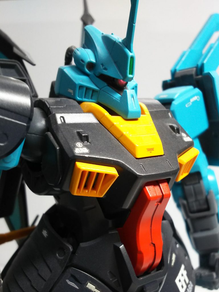 胸のダクトはMGネモの物を横にして使ってます。左肩上側は手甲のパーツで蓋をしています。