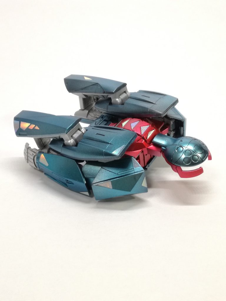 変形。足をエビぞりに折りたたんで変形します。