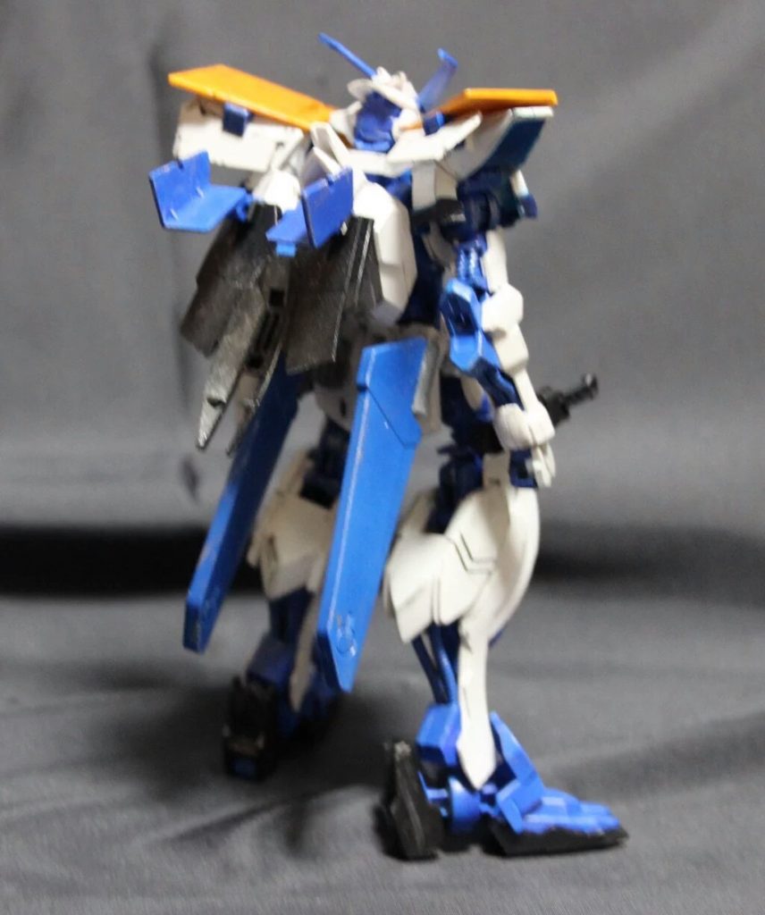 背部はバルバトスのバックパックに穴をあけてタクティカルアームズがマウントできるようにしています。