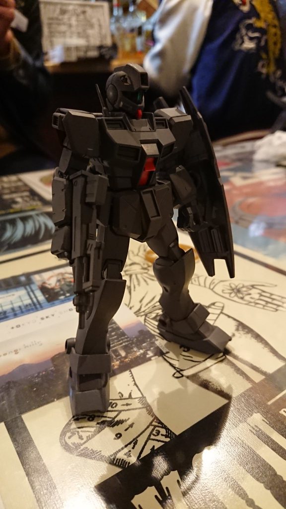 自分の活動拠点とさせて頂いている秋葉原『Barflys Stomp』さんに、エアブラシを持ち込んでサフ吹きしました。真冬に凍えながら屋外で塗装してました笑　模型初心者でわいわい飲んでたりしますのでお近くの際はお立ち寄り頂ければ幸いです！