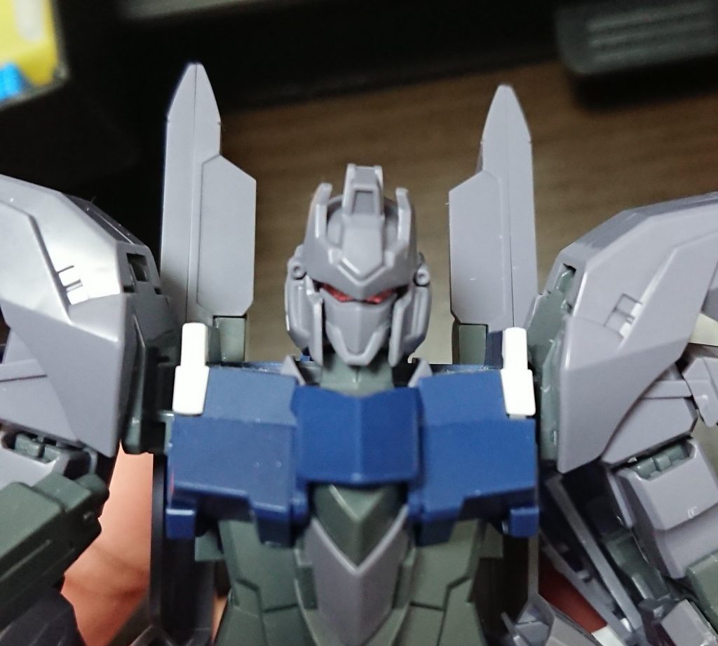 顔はヘルメットに圧迫されてるような感じがしたので、目尻をデザインナイフで削って広げ、チークガードもヤスリで削り、目元と口元がはっきり見えるようにしました。