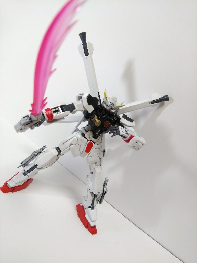 バレルを取り外すことでソードモードに変形できます。