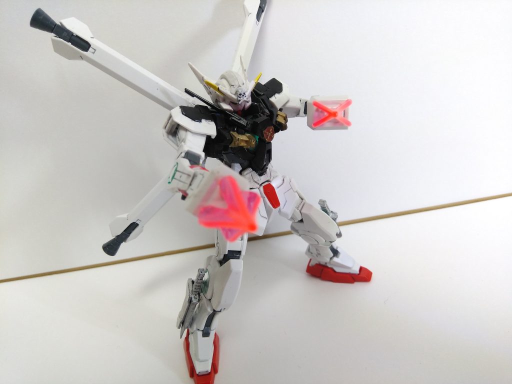 GNビームシールド/ブランドマーカー
HGクロスボーンガンダムのものをそのまま使用。発生器はクロスフレームのものを取り付けています。