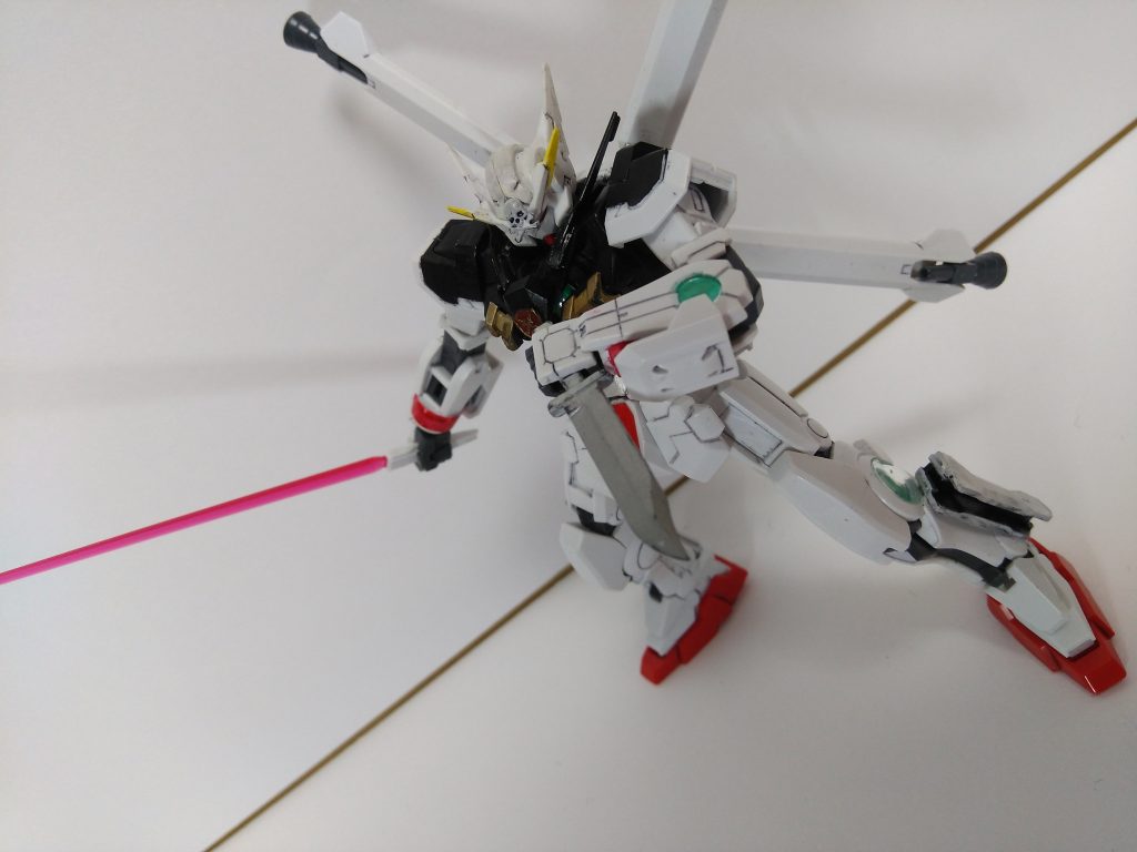 ビームサーベル・ヒートダガー
ダガーは脚部ラッチにマウント可能。残念ながら足裏からの射出機能は付けられませんでした