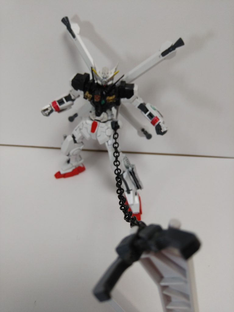 シザーアンカー
コトブキヤビームソードのオマケのチェーンにビルファ系の腰ジョイントを加工したものを取り付けています。先端は開閉できます。