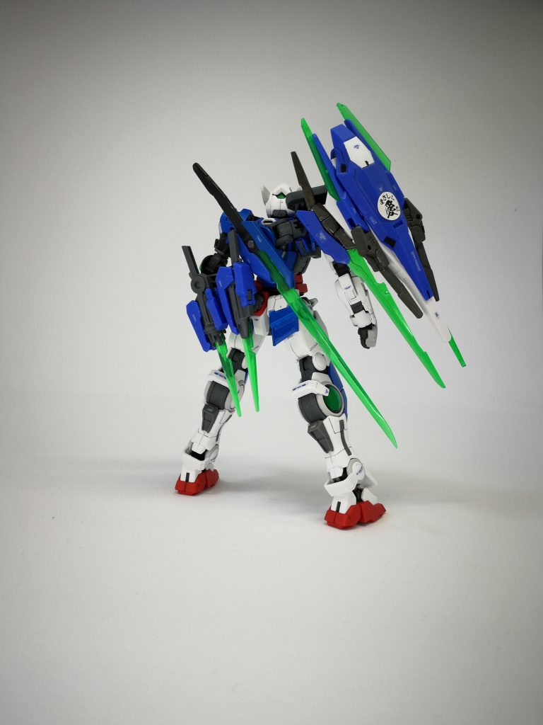 グラハム・ガンダムの特徴である、背中とシールドに装備した7本の剣。 
背中の3本はネオジム磁石で接続しています。