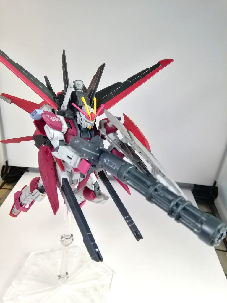 メイン武器のビームガトリングはアクトザクの4連マシンガンと昔貰ったHGカスタマイズガトリングガンを接着剤でくっ付けて作りました。
レールガンはランシエのサイドアーマーの内側にユニバースブースターのスライド色レールガンを装備。