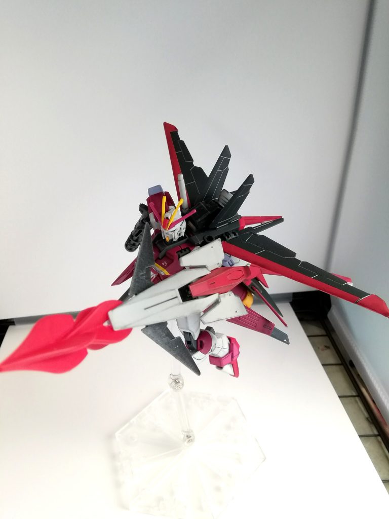 ランシエのシールドの内側にビームサーベルの柄の部分とランシエジャベリンを取り付けました。
又、シールドにはビームガトリングをマウントすることができます。

ビームサーベルの柄のエフェクトパーツの付け替えを利用し、ビームシールドの形状を変化させることで攻撃に転用することができるというSEED世界の設定を使い、ビームシールド、ビームスピア、ビームバンカーの3種類の武装を扱えるということにしました。

ランシエジャベリンは既に投げ槍ではないのでビームハルバートという武装にしました。
ビームエフェクトを付けたかったのでRGデスティニーのエフェクトパーツを改造し、ハルバートに取り付けました。
結構無理矢理付けられるようにしたので、とりあえず固定はされたものの若干緩いです。