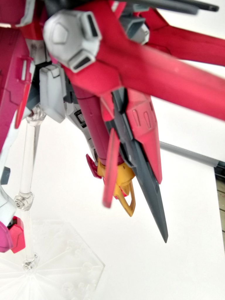 フォースシルエットには小型のブースターを一基追加し、腰部にはランシエのブースターの上にオーライザーのサイドバインダーをくっ付けて、ブースター兼スタビライザーとしての役割を持たせました。