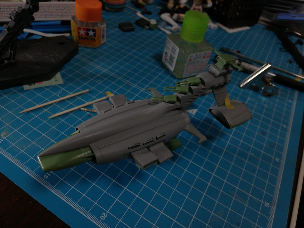 胴体左右の排熱(?)パイプを上下逆さまに接着したことにサフ吹いてから気が付き力づくで引っ剥がしました。