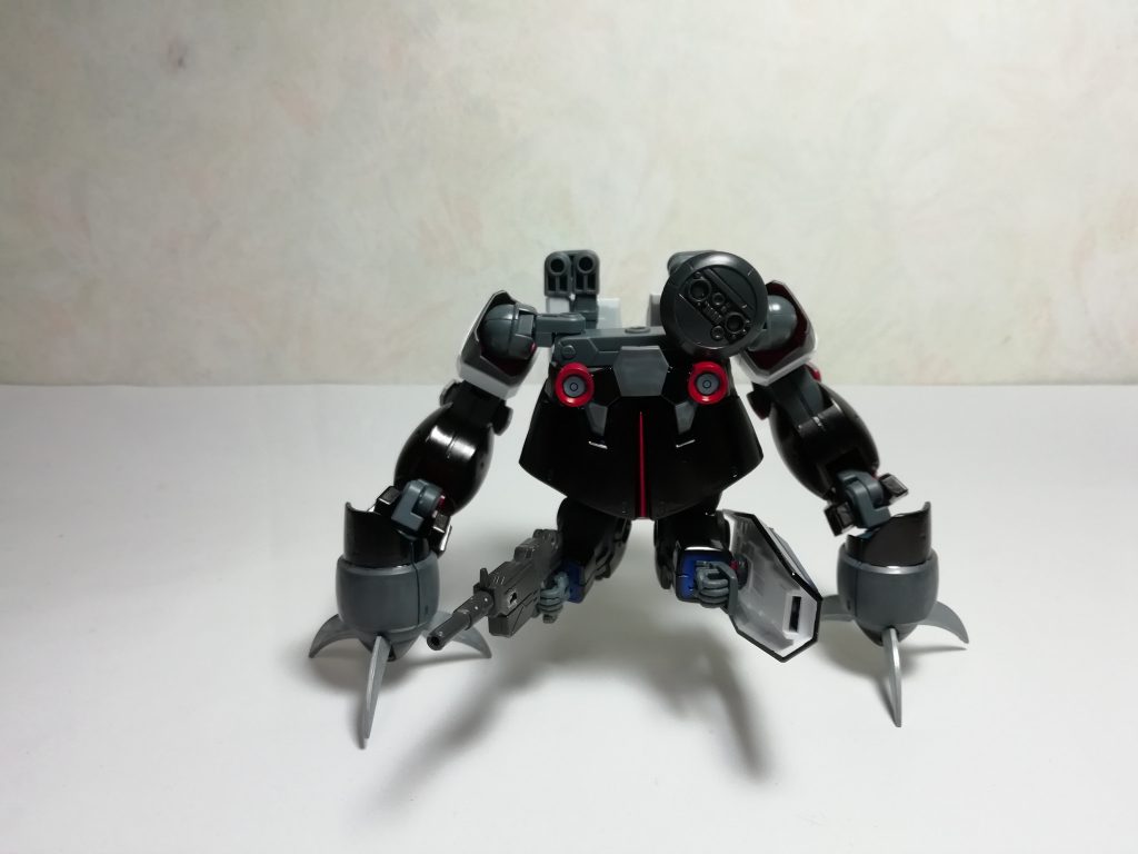 武装はマシンガン一丁とビームキャノンが二門、脚部についたクローとビームショットの計五つである