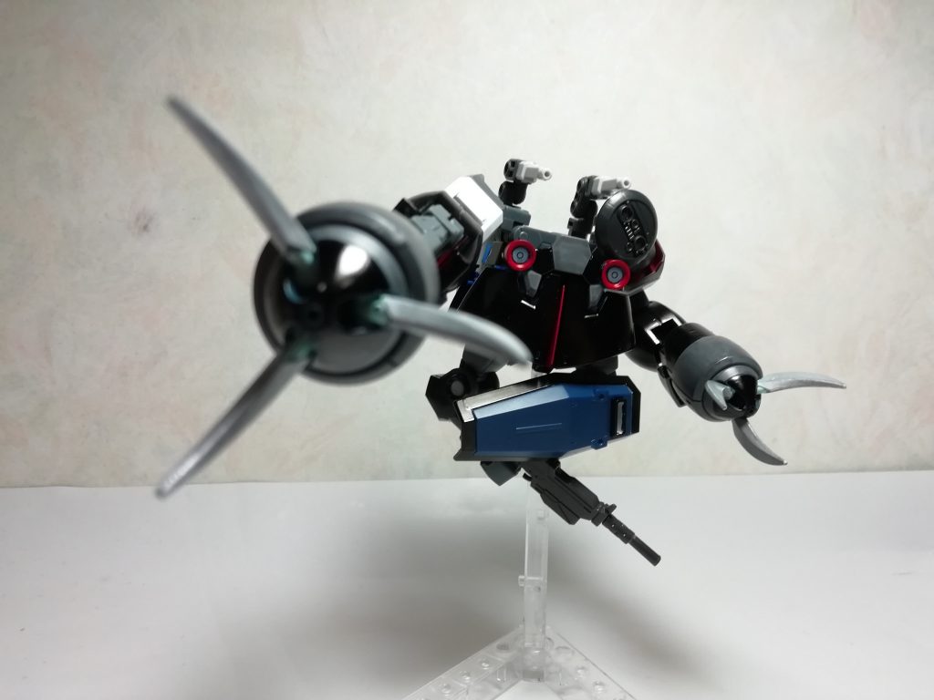 脚部は伸縮し、不意打ちに放ち引き寄せる他、壁や天井に伸ばし移動するとこができる