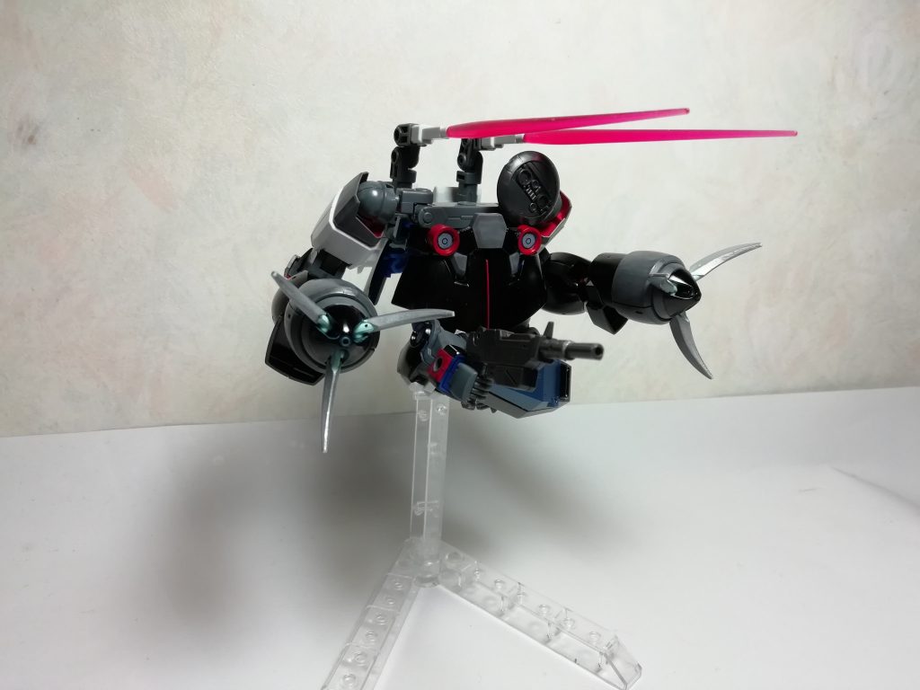 陸上の他、宇宙空間でも背部ブースターを使うことで使用することができる