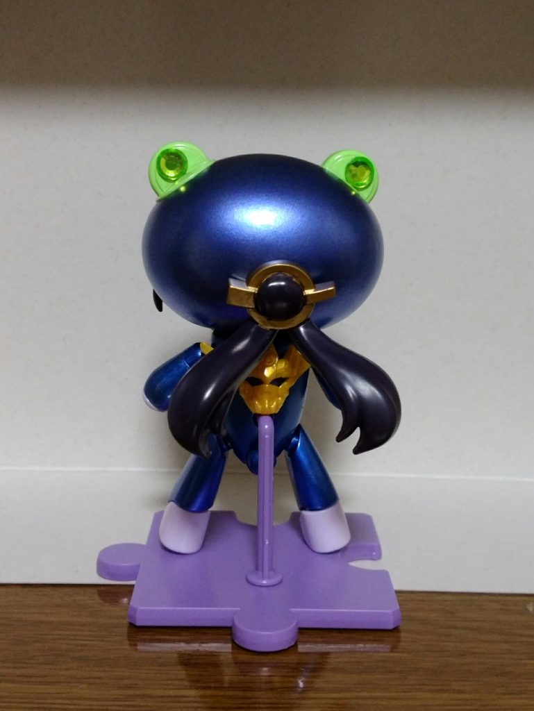 背面。リボンじゃなくて、仮面を背負ってます。