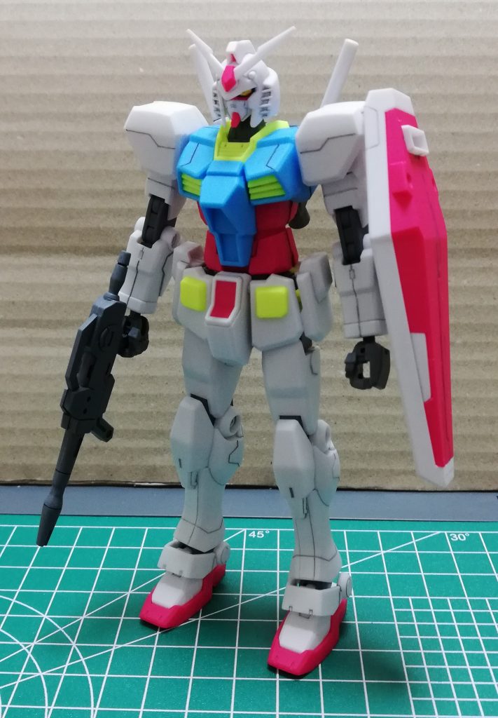 正面。
元々のキットのプロポーションがよく素立ちでもカッコイイですね。
ガイドを使用して掘ったのは肩、胸、膝の箇所です。