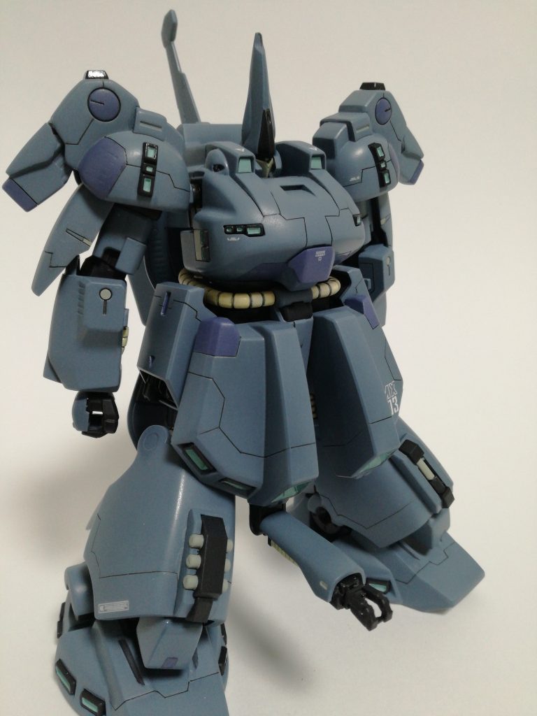 脚部装甲前部分の微妙な意匠が気に入らなかったので、ジェガンの腰アーマーに置き換えてます。