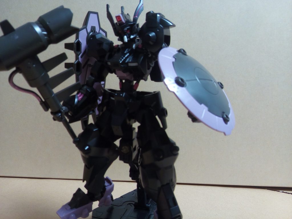 主人公側から悪役ポジションですがカラーリングが悪そうですね。