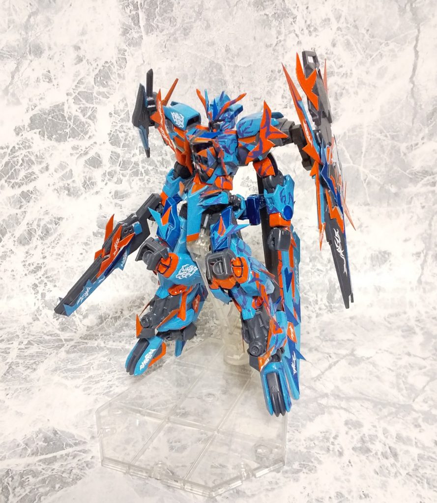 フロントショット
機体左側には静脈にも見えるデザインラインが走る。