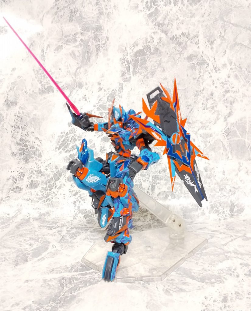 ビームソードは右肩部より。
ライフル・シールドと共に此方も標準的な物。