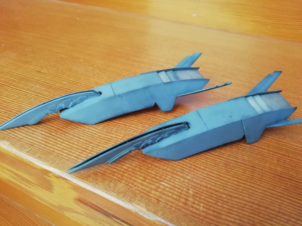 かなり強引にサザビーのパーツを接着しています