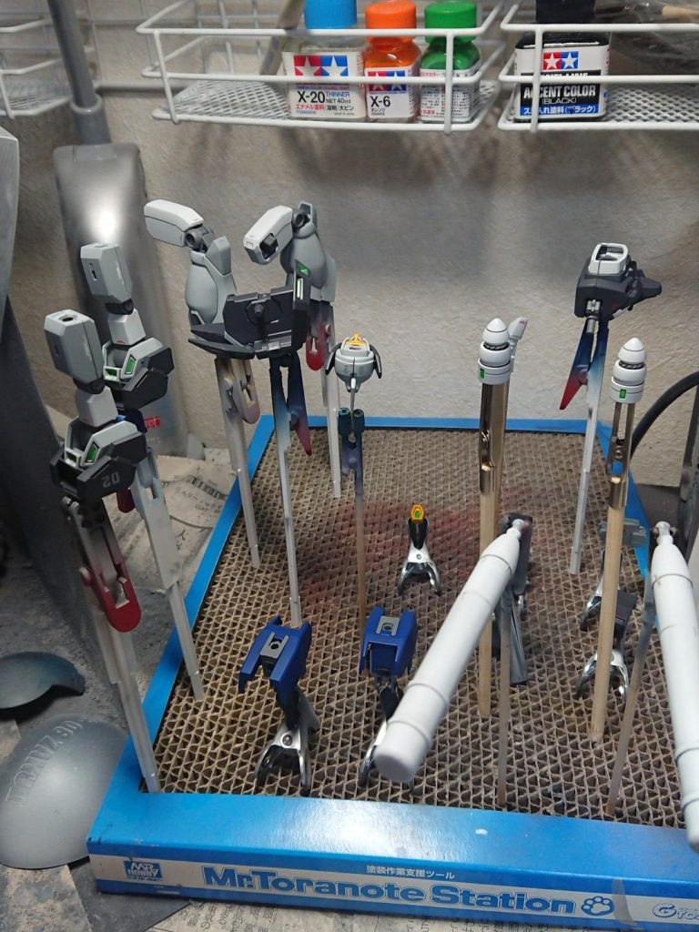 塗装、デカール貼りまで終わり最後のコートの乾燥待ち。