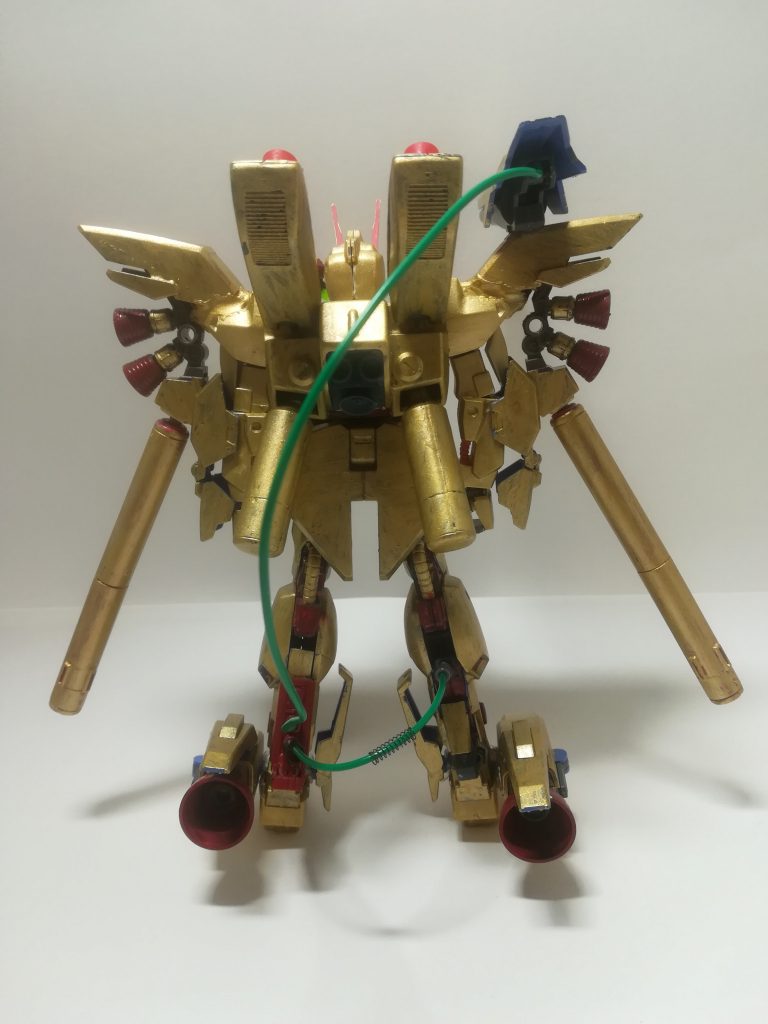 背中にファンネル✨足にブースター✨右肩のメガバズーカランチャー用の出力ケーブルをふくらはぎから繋げています✨エネルギーパックを着けています✨