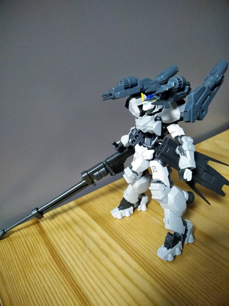 中長距離射撃、砲撃形態
ブースター装備によるホバリング移動