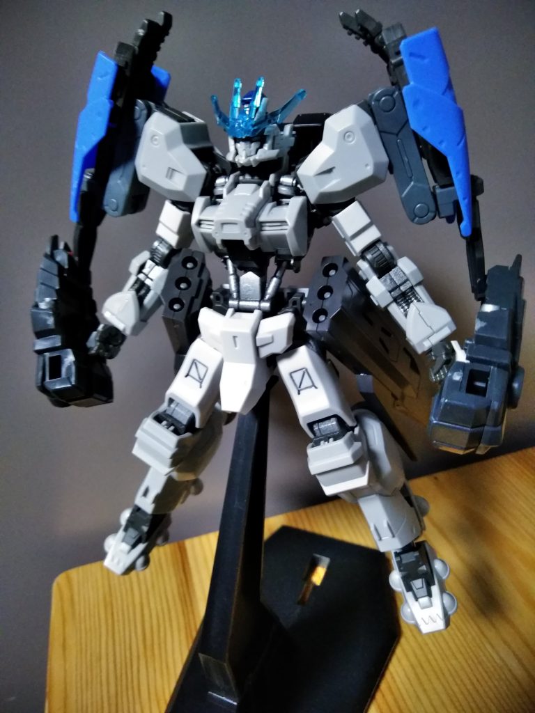 近接格闘戦形態
手甲による肉弾戦を得意とする