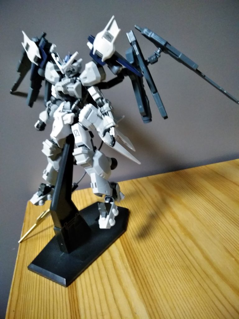 決戦仕様
専用機の最終形態を意識し
あらゆる状況に対応しうる装備を
自身が竜のような装備している