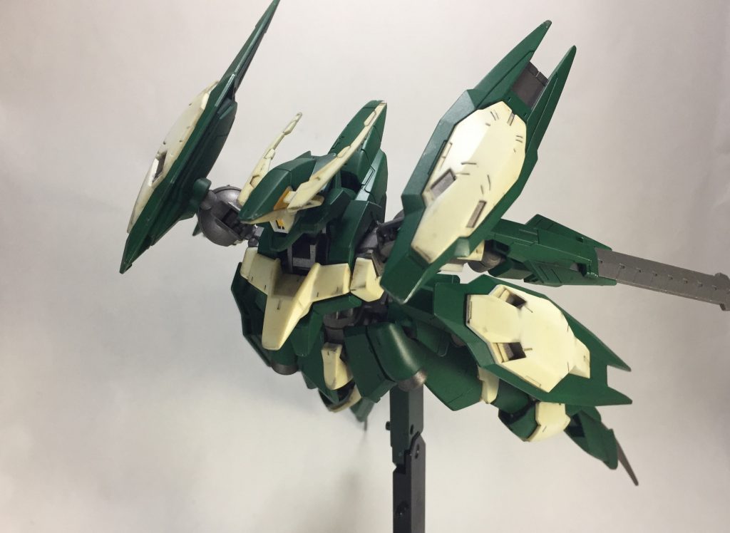 高機動化された機体だけあってスラスターが多い多い