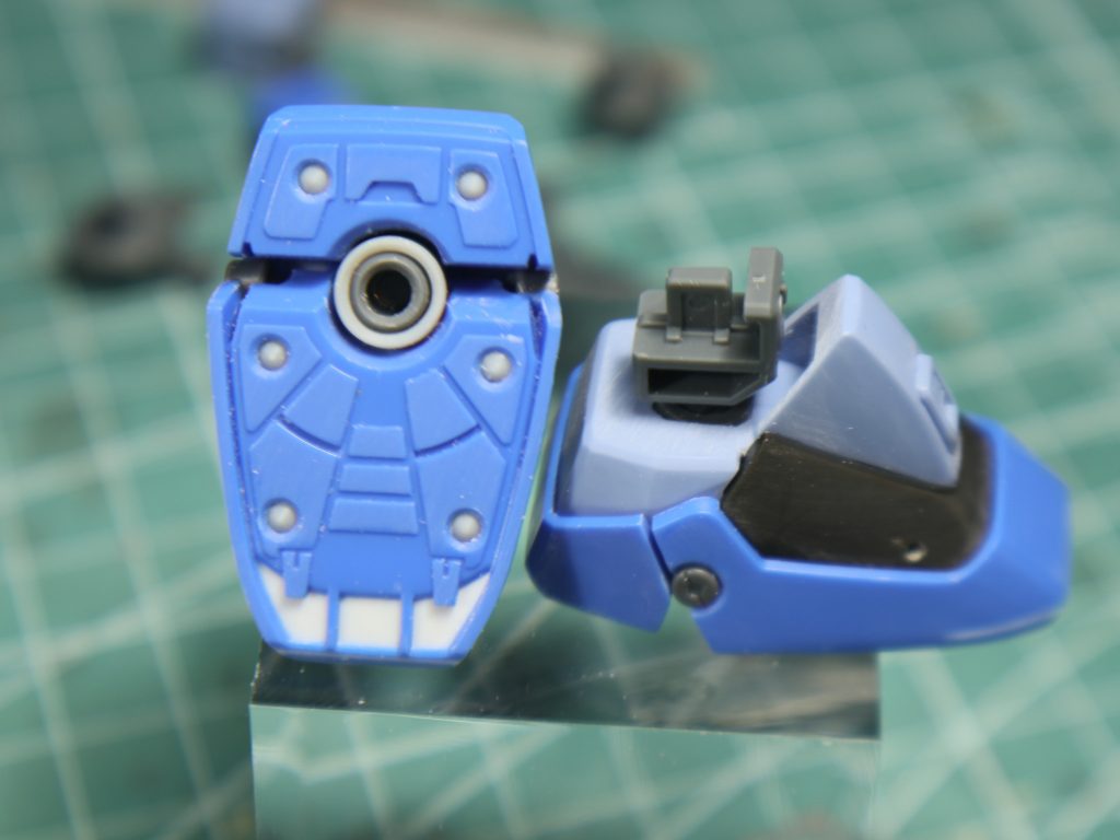 足裏を一度分割してバーニアとスパイクを作り込み
プラ板で肉抜き埋め